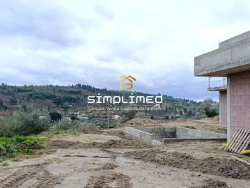 Moradia T4 para Venda em Teixoso e Sarzedo