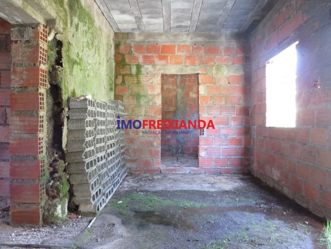 Moradia T2 para Venda em Caxarias Foto 8