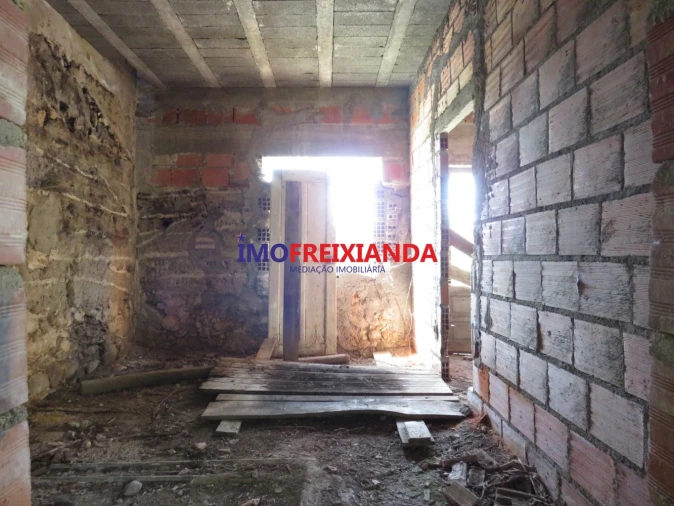 Moradia T2 para Venda em Caxarias Foto 9