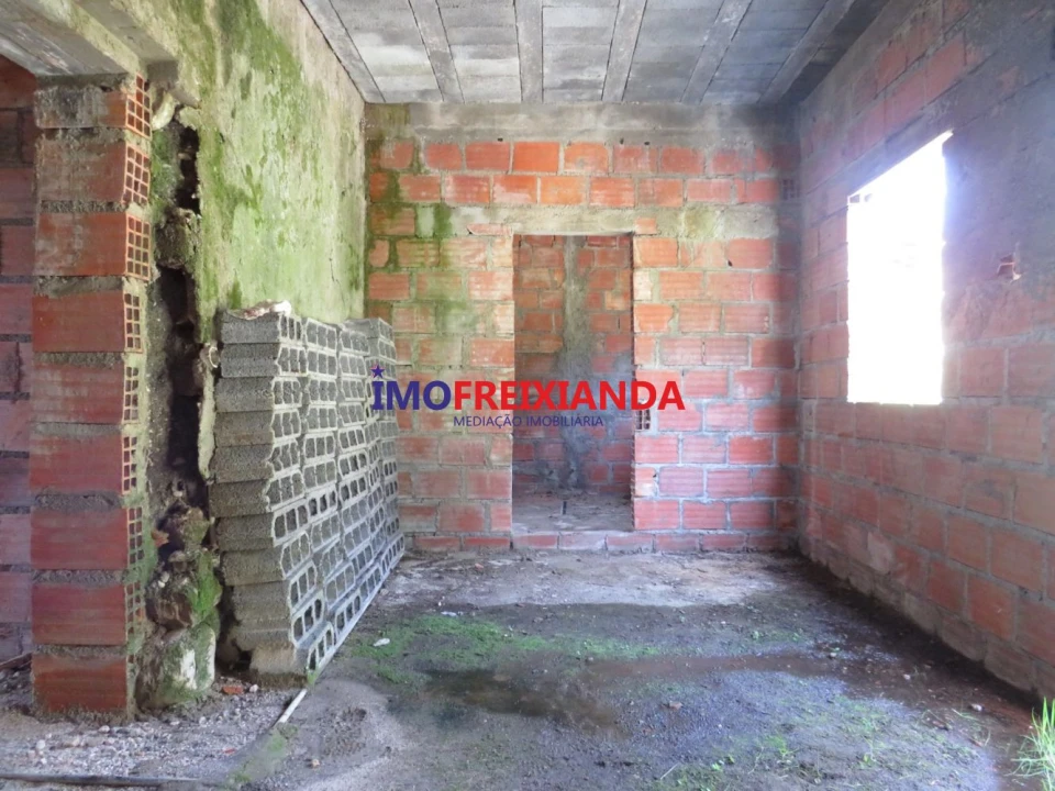 Moradia T2 para Venda em Caxarias Foto 8