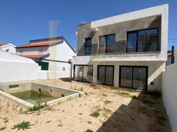 Moradia T4 para Venda em Charneca de Caparica e Sobreda
