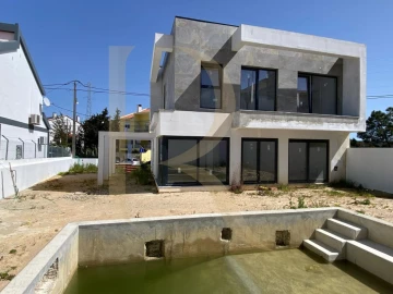 Moradia T4 para Venda em Charneca de Caparica e Sobreda