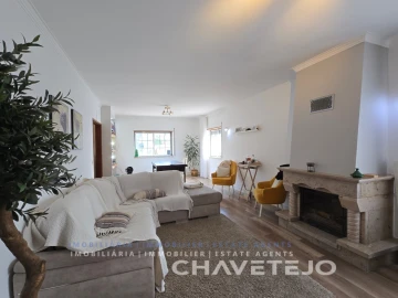 Moradia T4 para Venda em Serra e Junceira