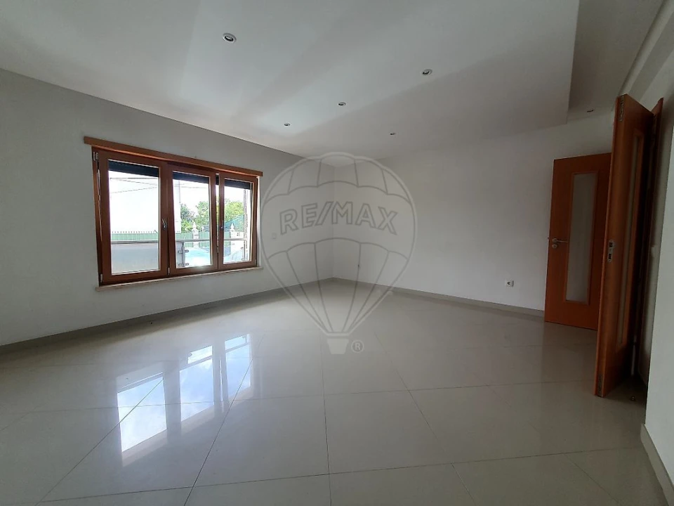Apartamento T4 para Venda em Pinhal Novo Foto 1