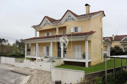 Moradia T4 para Venda em Orgens