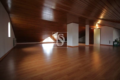 Moradia T4 para Venda em Orgens