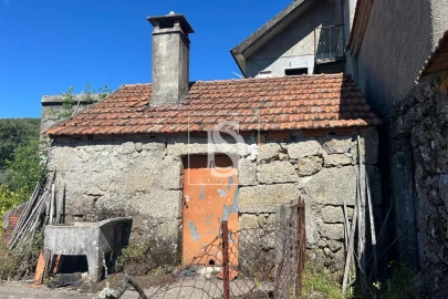 Moradia T3 para Venda em Caparrosa e Silvares