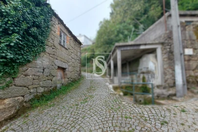 Moradia T2 para Venda em Santiago de Besteiros