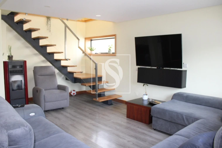 Moradia T4 para Venda em Vilar de Andorinho Foto 3