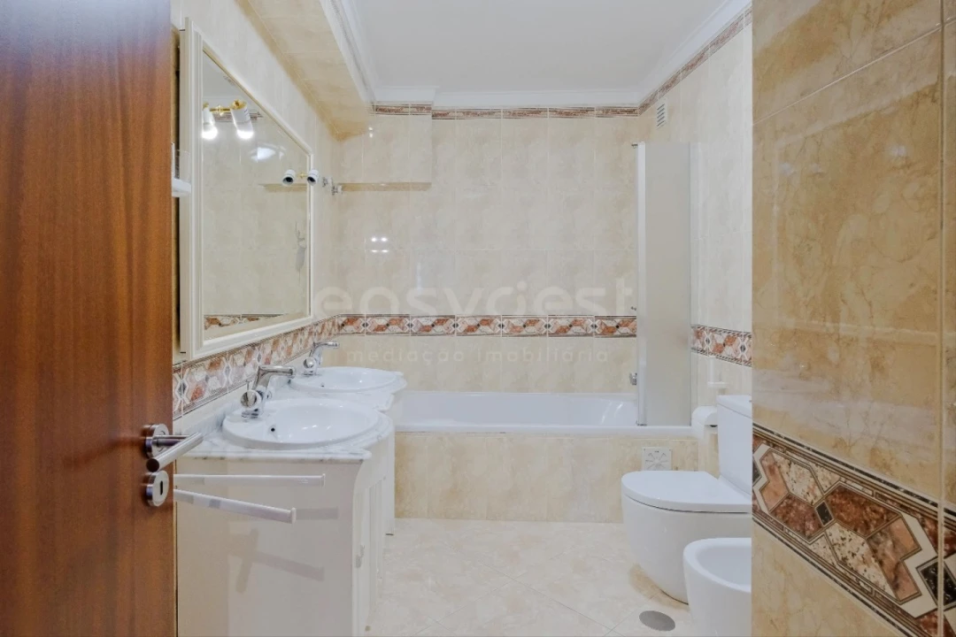Apartamento T3 para Venda em Alfragide Foto 17