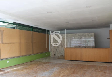 Loja para Venda em Sé, Santa Maria e Meixedo