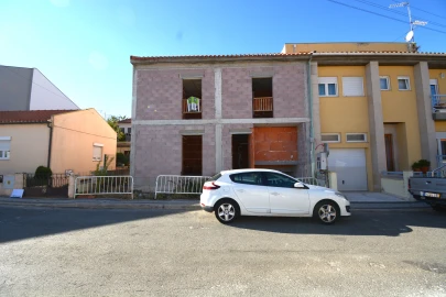 Prédio para Venda em Sé, Santa Maria e Meixedo