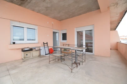 Prédio para Venda em Sé, Santa Maria e Meixedo