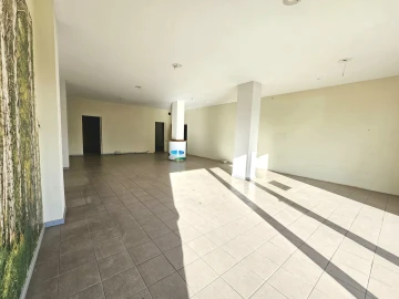 Loja para Arrendamento em Sé, Santa Maria e Meixedo