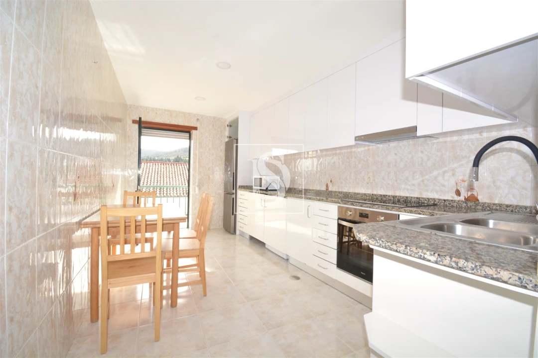 Apartamento T3 para Arrendamento em Sé, Santa Maria e Meixedo Foto 1