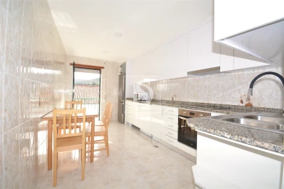 Apartamento T3 para Arrendamento em Sé, Santa Maria e Meixedo