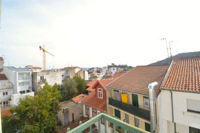 Apartamento T3 para Arrendamento em Sé, Santa Maria e Meixedo