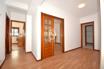 Apartamento T3 para Arrendamento em Sé, Santa Maria e Meixedo