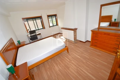 Apartamento T3 para Arrendamento em Sé, Santa Maria e Meixedo