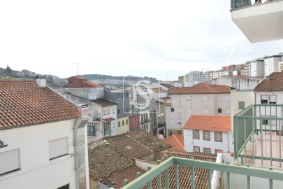 Apartamento T3 para Arrendamento em Sé, Santa Maria e Meixedo