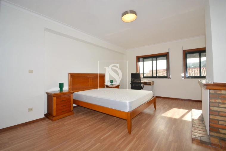 Apartamento T3 para Arrendamento em Sé, Santa Maria e Meixedo Foto 3