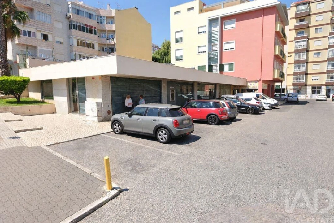 Loja para Venda em Póvoa de Santo Adrião e Olival Basto Foto 1