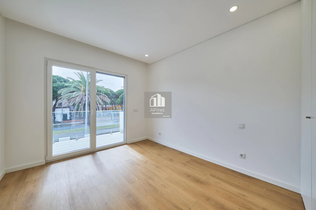 Moradia T5 para Venda em Costa da Caparica Foto 32