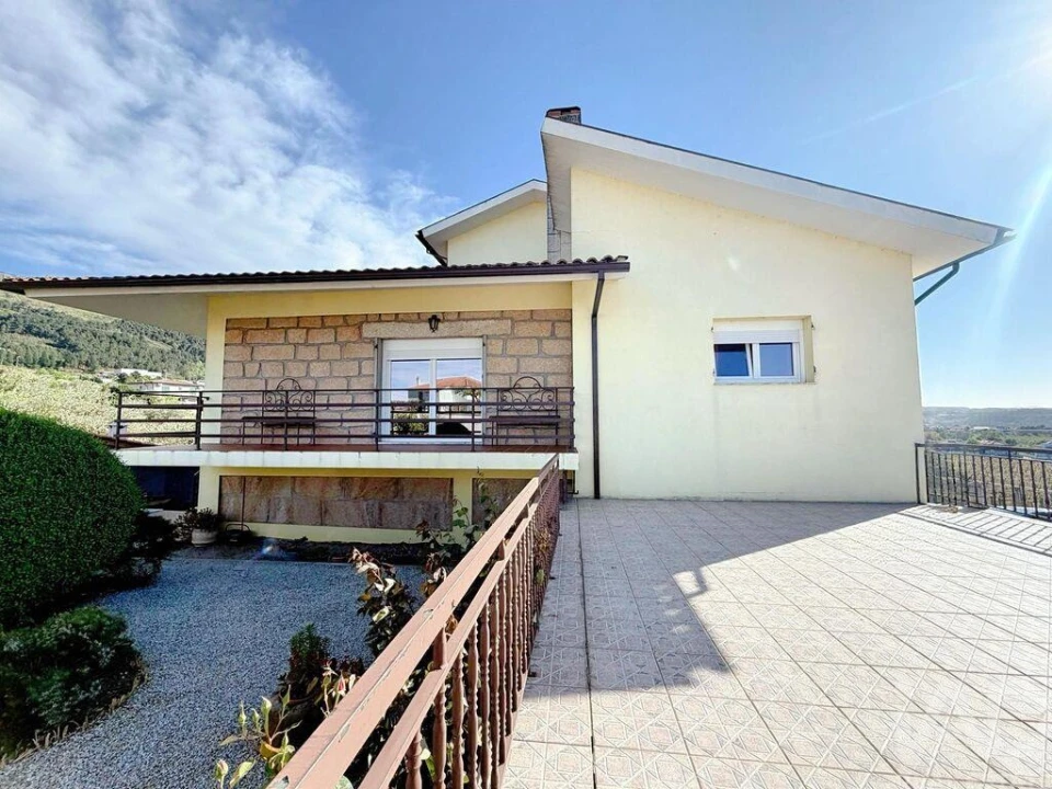 Moradia T4 para Venda em Vilar de Nantes Foto 1