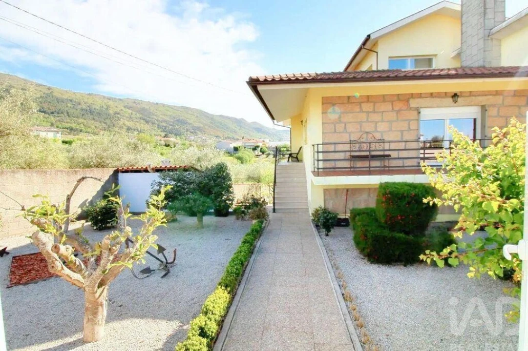 Moradia T4 para Venda em Vilar de Nantes Foto 24