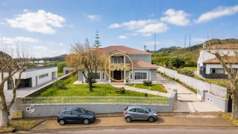 Moradia T4 para Venda em Rosto do Cão (Livramento)