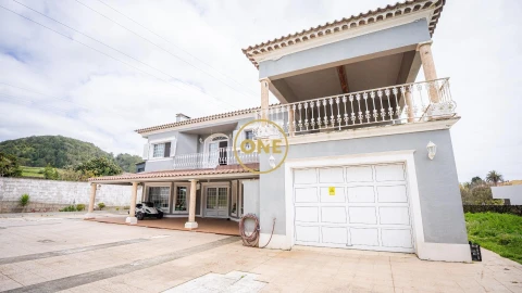 Moradia T4 para Venda em Rosto do Cão (Livramento)