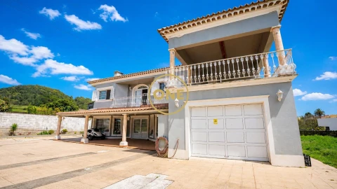 Moradia T4 para Venda em Rosto do Cão (Livramento)