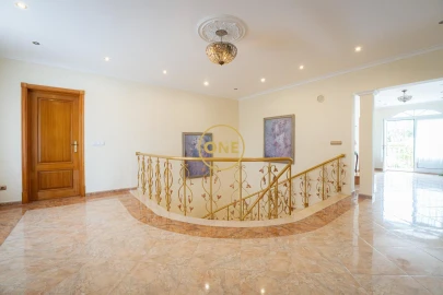 Moradia T4 para Venda em Rosto do Cão (Livramento)