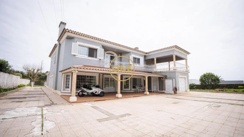 Moradia T4 para Venda em Rosto do Cão (Livramento)