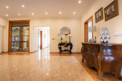 Moradia T4 para Venda em Rosto do Cão (Livramento)