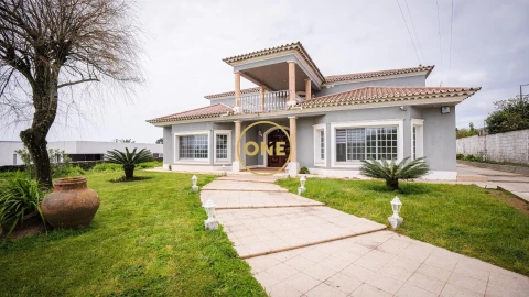 Moradia T4 para Venda em Rosto do Cão (Livramento)