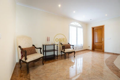 Moradia T4 para Venda em Rosto do Cão (Livramento)