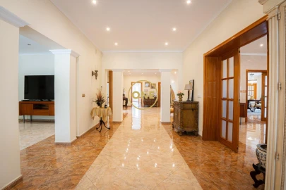 Moradia T4 para Venda em Rosto do Cão (Livramento)