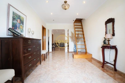 Moradia T4 para Venda em Rosto do Cão (Livramento)