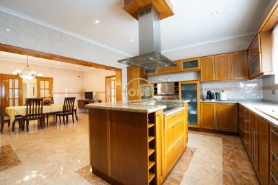 Moradia T4 para Venda em Rosto do Cão (Livramento)