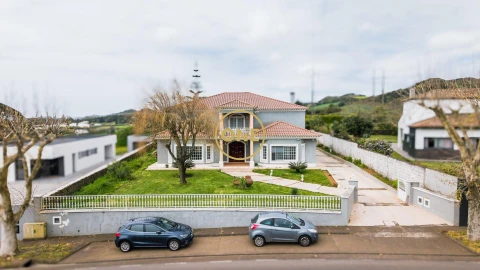 Moradia T4 para Venda em Rosto do Cão (Livramento)