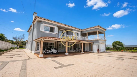 Moradia T4 para Venda em Rosto do Cão (Livramento)