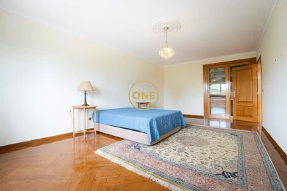 Moradia T4 para Venda em Rosto do Cão (Livramento)