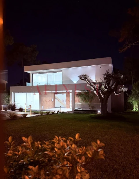 Moradia T6 para Venda em Charneca de Caparica e Sobreda