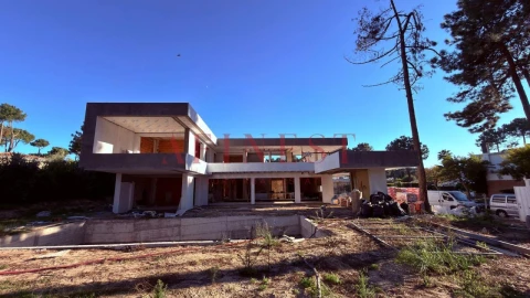 Moradia T6 para Venda em Charneca de Caparica e Sobreda