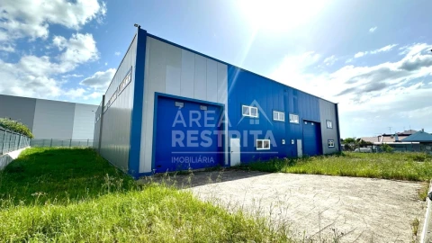 Armazém para Venda em Atalaia e Alto Estanqueiro-Jardia