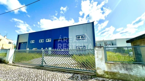 Armazém para Venda em Atalaia e Alto Estanqueiro-Jardia