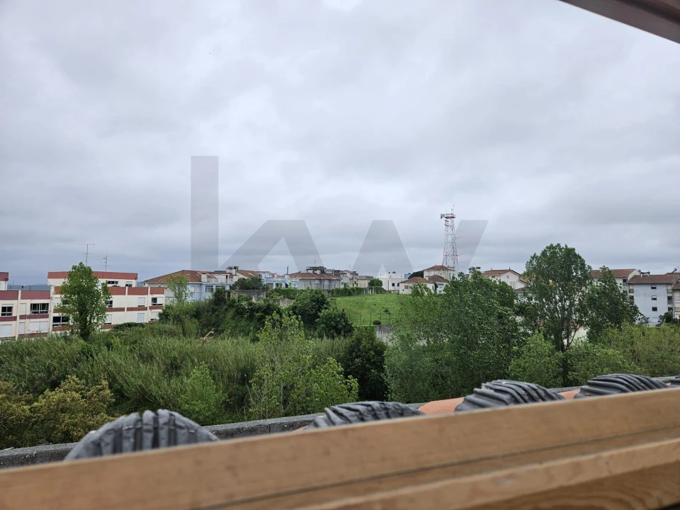 Apartamento T1 para Arrendamento em Santo Antonio dos Olivais Foto 10