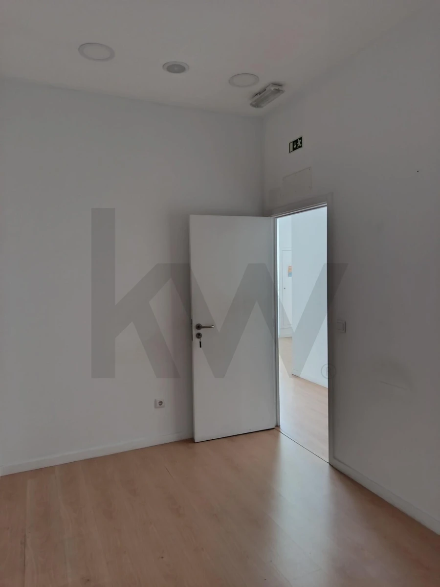 Loja para Arrendamento em Areeiro Foto 18