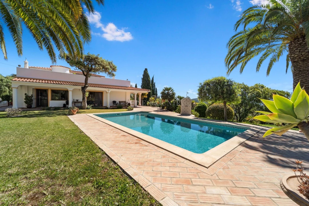 Moradia T4 para Venda em Santa Barbara de Nexe Foto 2